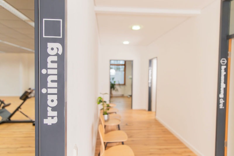 Innenaufnahme-Move-and-Mind-Praxis-Harburg-Trainingsbereich Ausgeschilderter Trainingsbereich in der Praxis Move & Mind
