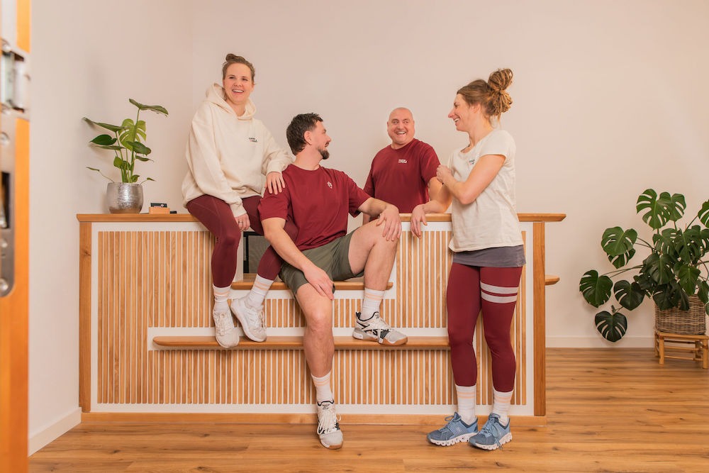 Move & Mind Team Vierköpfiges Move & Mind-Team am Empfangstresen