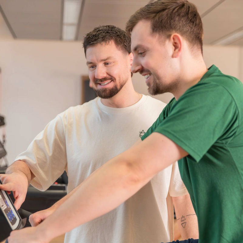 Mitja gibt Anleitung auf dem Display eines Laufbandes
